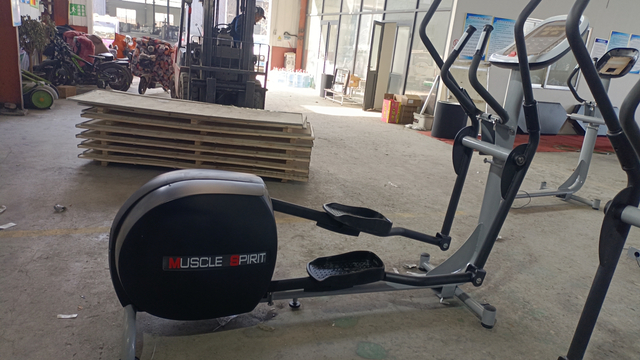 MND-B09 Commercial Elliptical | Self Power | LCD Display | MND FITNESS